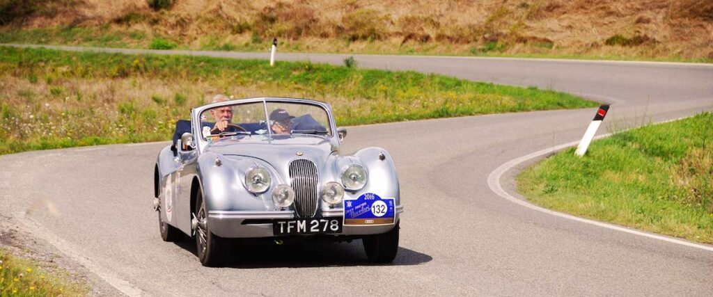 Silberner Jaguar XK120 Roadster beim Gran Premio Nuvolari