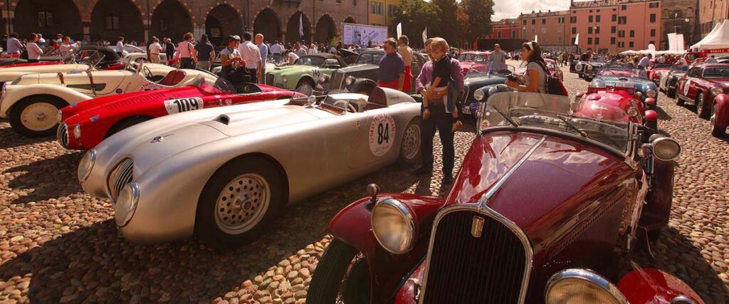 Historische Sportwagen auf der Piazza Sordello in Mantua beim Gran Premio Nuvolari